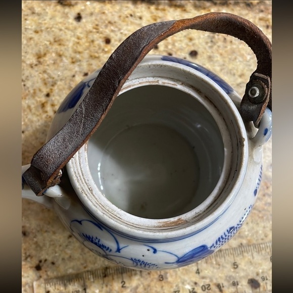 Chinese Asian Antique porcelain teapot with original leather strap handle - Picture 4 of 8